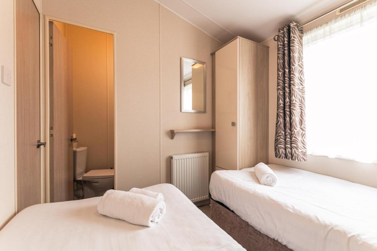 Meadows Lodge With Hot Tub Malton Esterno foto